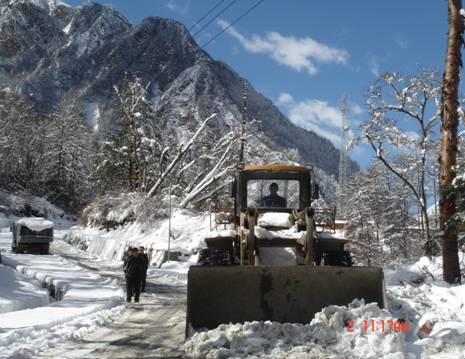 装载机正在扫除路面积雪